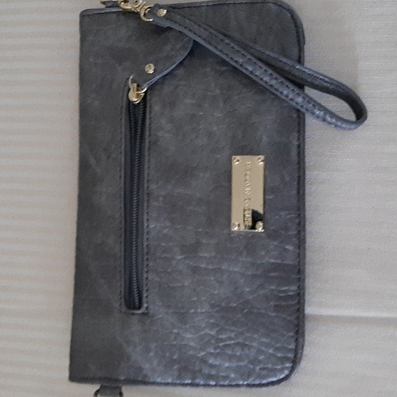 Steve Madden Pewter Wristlet - Picture 4 of 8